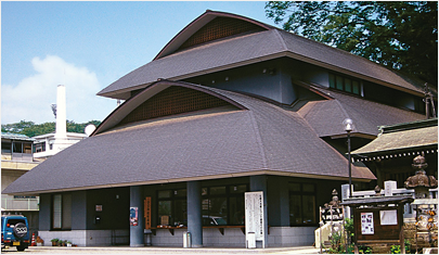 伝統の杮葺きを再現したきめ細かい葺き上がりの金属平葺き。