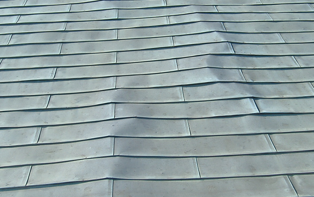 熱伸縮で歪んだ銅屋根