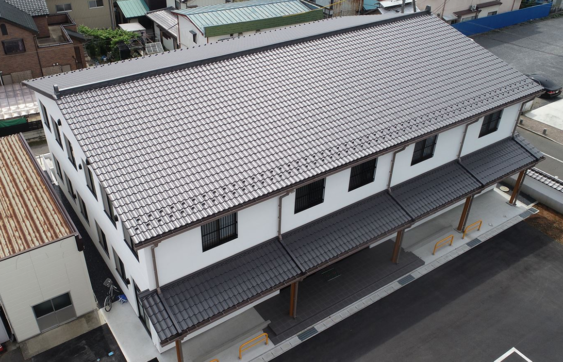 重量は瓦の1/13※。軽量・高耐久の金属瓦。