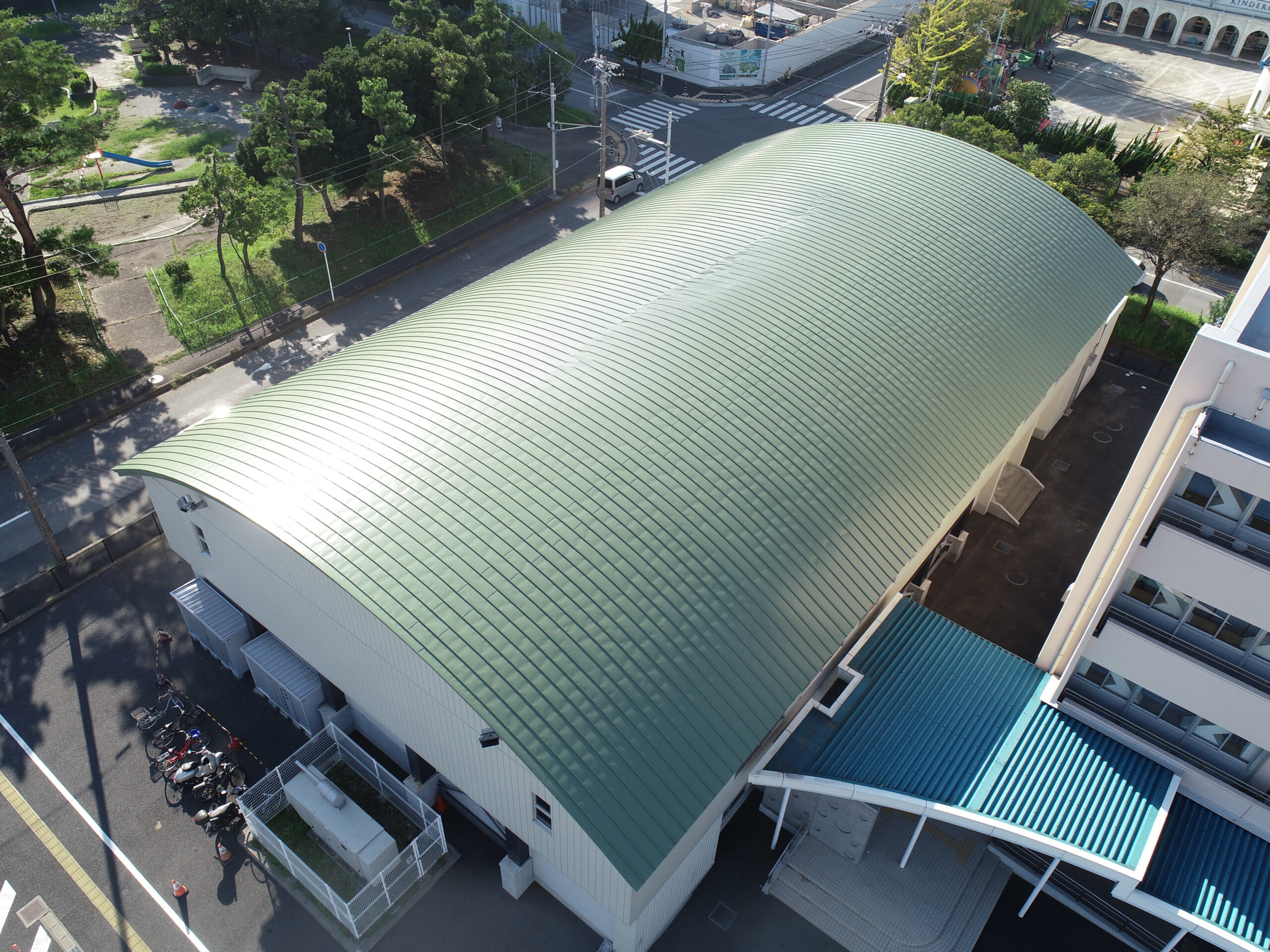 Mコミュニティセンター【縦葺き・通気断熱】スタンディングロック・Vi75