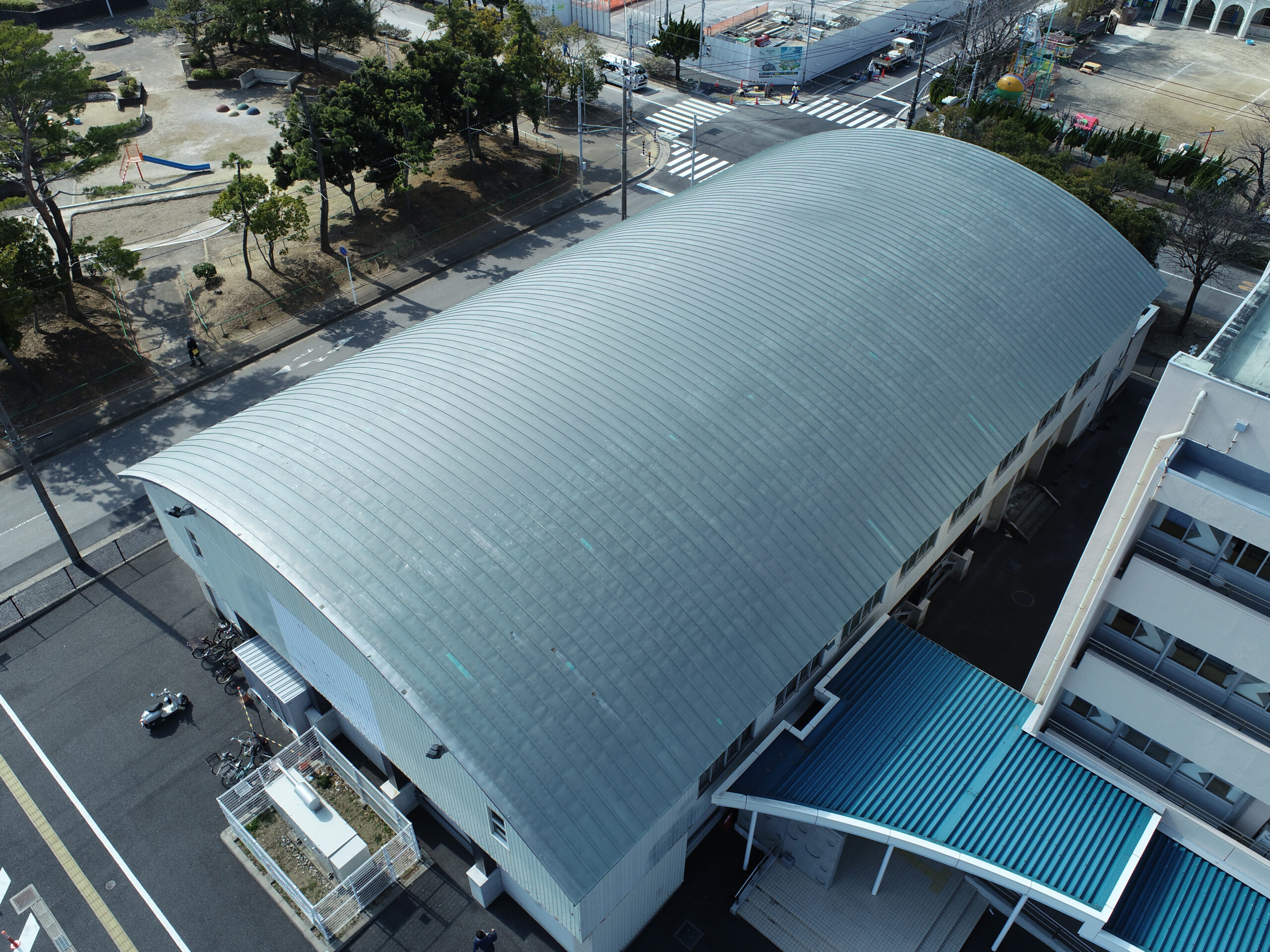 Mコミュニティセンター【縦葺き・通気断熱】スタンディングロック・Vi75