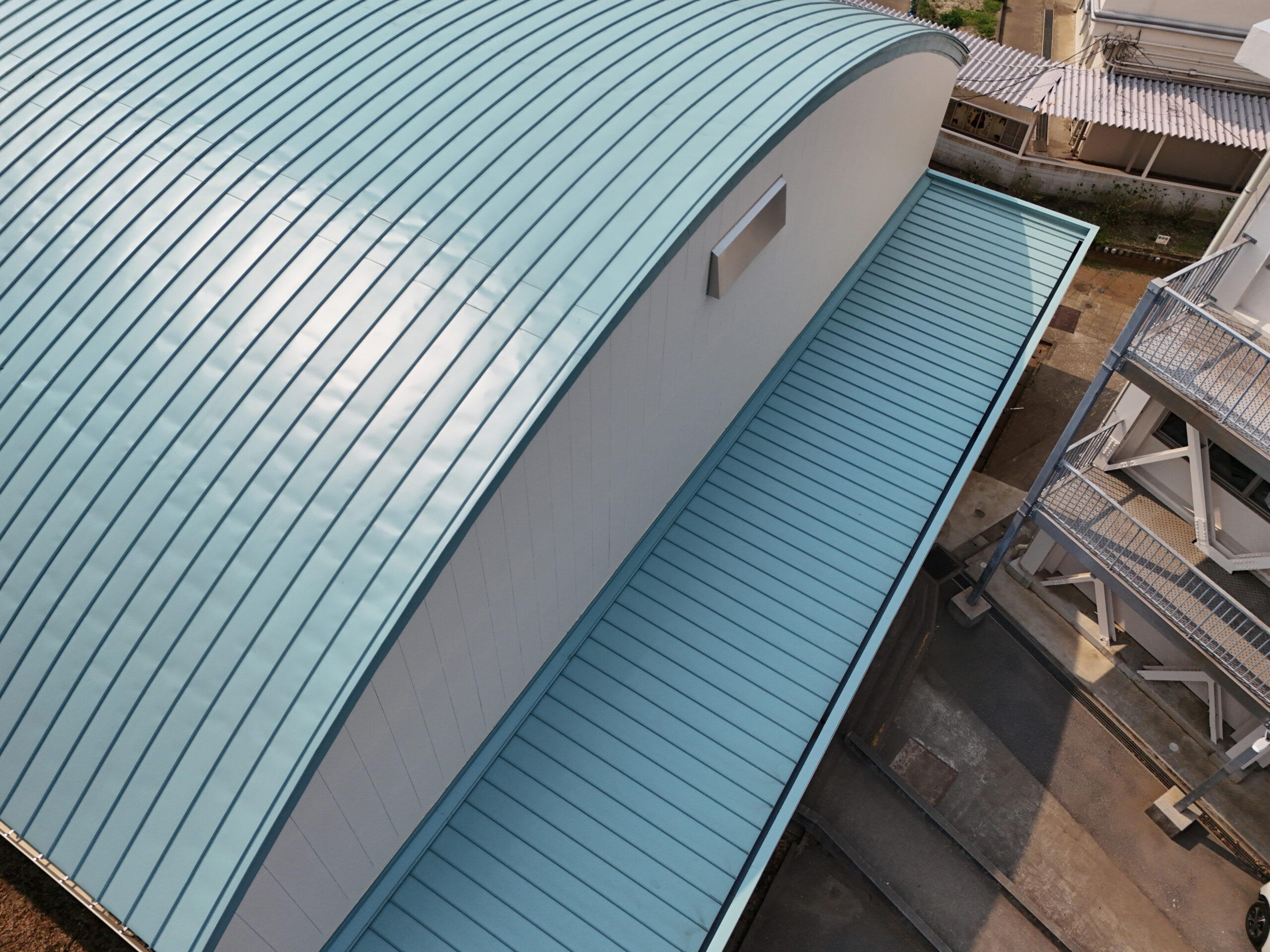 H小学校屋内運動場【縦葺き】スタンディングロック