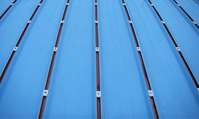 A小学校屋内運動場【縦葺き】瓦棒カバールーフ