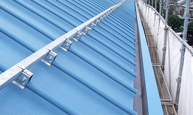 A小学校屋内運動場【縦葺き】瓦棒カバールーフ