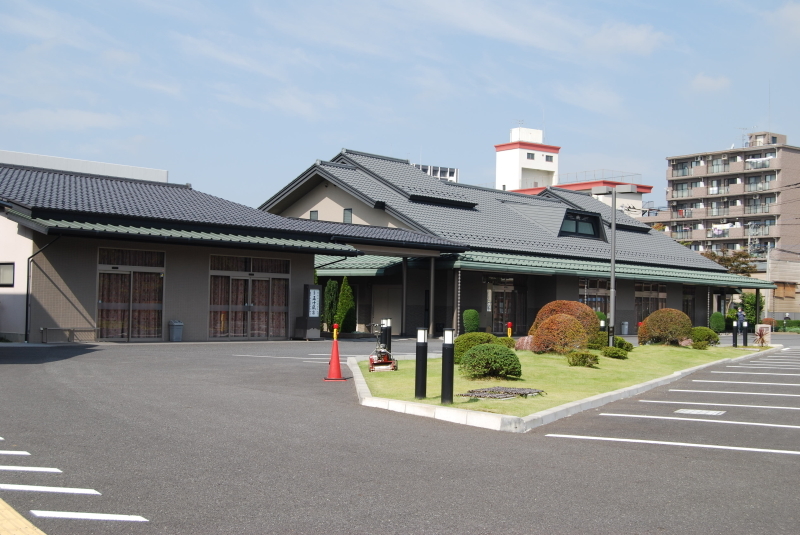 草加市谷塚斎場  【縦葺き、金属瓦】フリーハットⅡ型、カナメルーフ