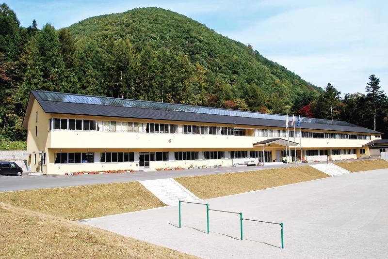 湯西川小中学校  【横葺き】タイマルーフＴ型