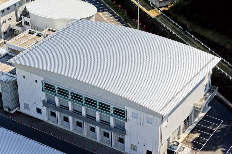 塩谷町立塩谷中学校  【縦葺き】フリーハットルーフ