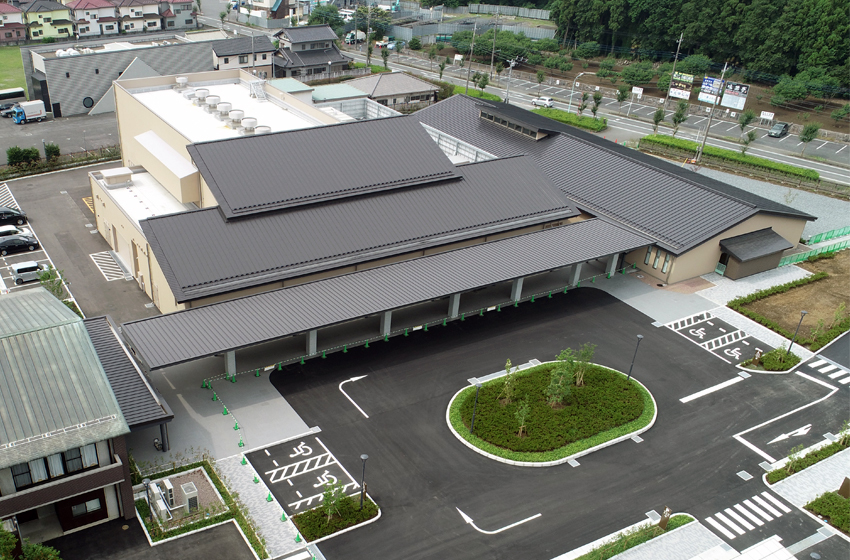 東松山斎場【縦葺き・横葺き】富士ライン55、スタンディングロック、タイマルーフＭ型