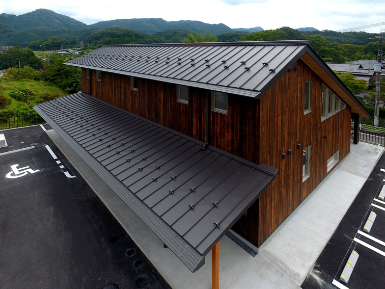 袋田地域防災センター【縦葺き】スタンディングロック