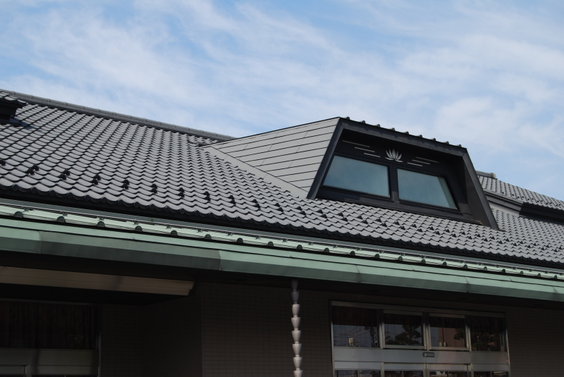 草加市谷塚斎場  【縦葺き、金属瓦】フリーハットⅡ型、カナメルーフ