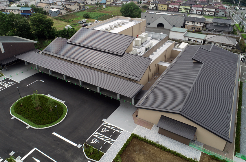 東松山斎場【縦葺き・横葺き】富士ライン55、スタンディングロック、タイマルーフＭ型