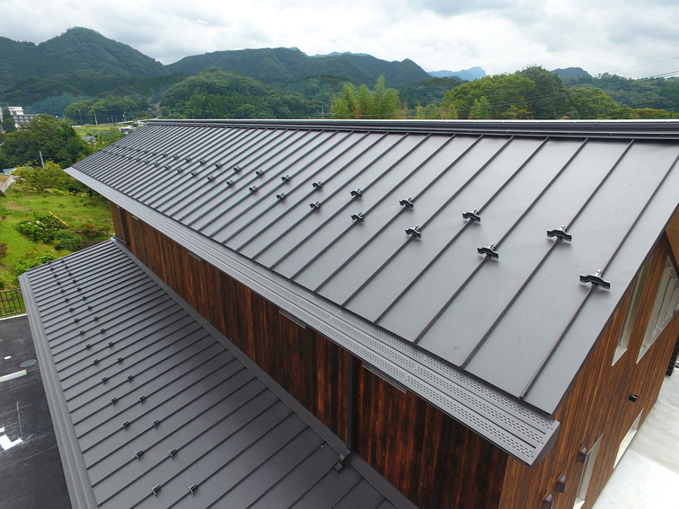 袋田地域防災センター【縦葺き】スタンディングロック