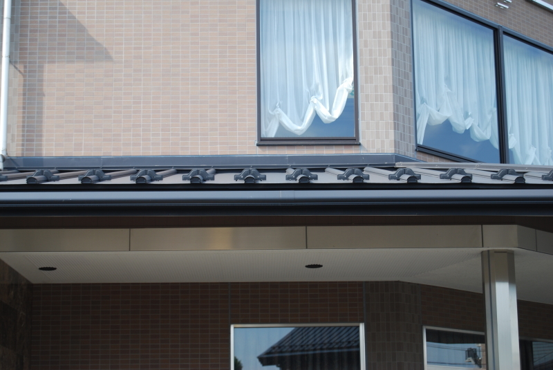 草加市谷塚斎場  【縦葺き、金属瓦】フリーハットⅡ型、カナメルーフ