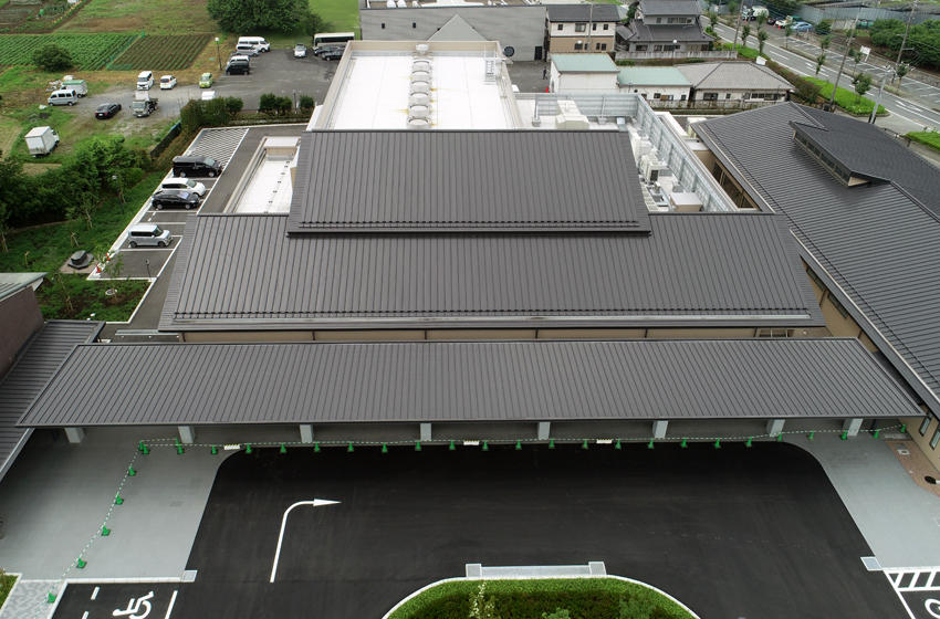 東松山斎場【縦葺き・横葺き】富士ライン55、スタンディングロック、タイマルーフＭ型