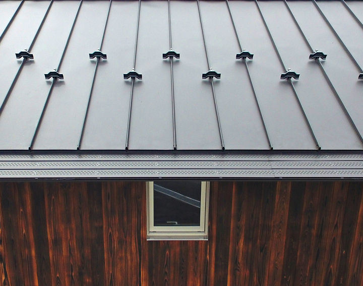 袋田地域防災センター【縦葺き】スタンディングロック