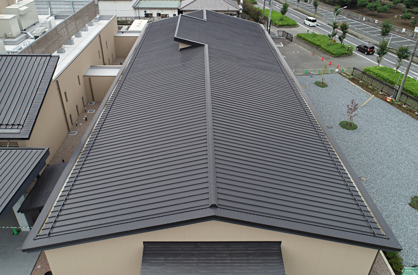 東松山斎場【縦葺き・横葺き】富士ライン55、スタンディングロック、タイマルーフＭ型