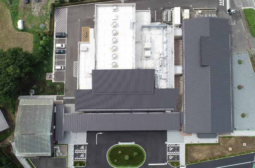 東松山斎場【縦葺き・横葺き】富士ライン55、スタンディングロック、タイマルーフＭ型