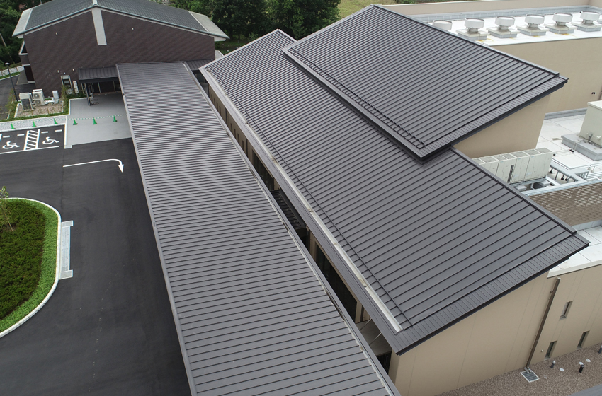 東松山斎場【縦葺き・横葺き】富士ライン55、スタンディングロック、タイマルーフＭ型